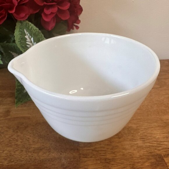 Vintage Pyrex Hamilton Beach Mixing Bowl White Milk Glass Racine Wisconsin 32 oz - Picture 2 of 6